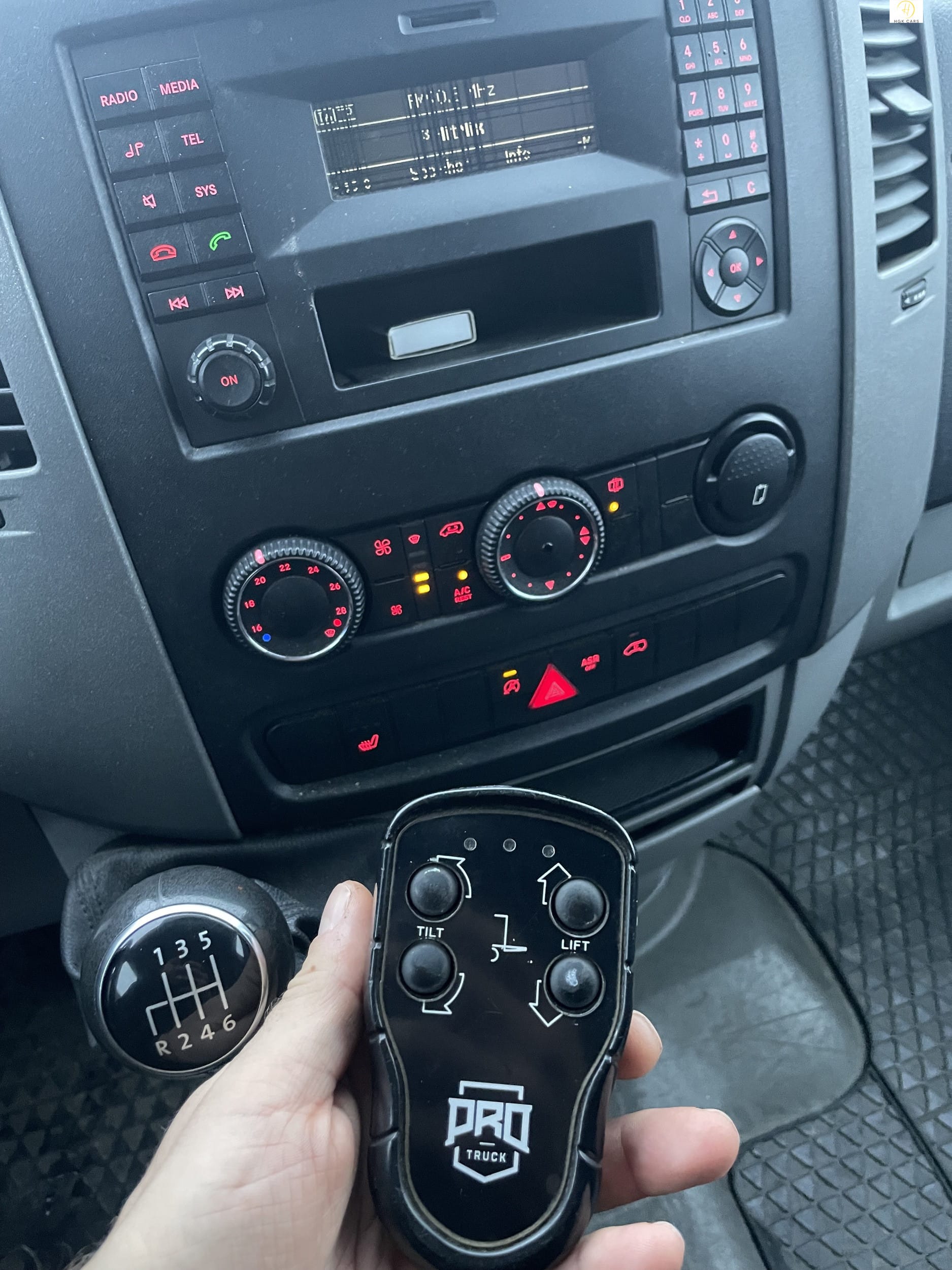 Volkswagen Crafter kaappiauto perälautanostimella – kuva 9